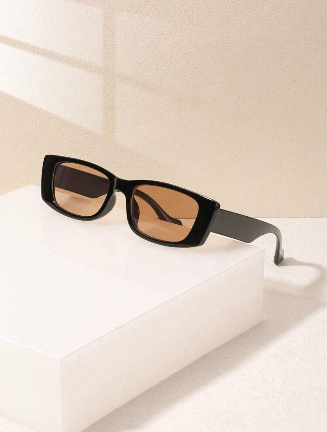 Gafas de sol de moda de mujer rectangulares pequeñas de acrílico, adecuadas para vacaciones, salidas y sesiones de fotos, accesorios de playa para mujer, gafas de sol con montura de tendencia que combinan con suéteres, vaqueros, pantalones de chán