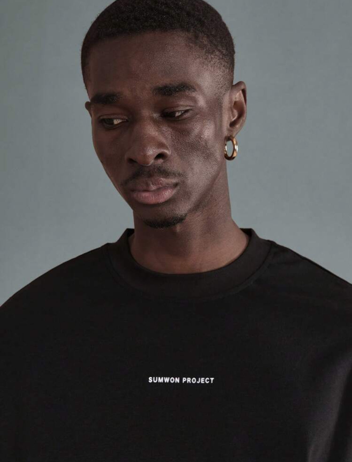 SUMWON Camiseta de manga corta urbana y holgada de Sumwon Studios con gráfico de NYC en la parte trasera, diseño casual de moda deportiva y unisex de la colección Basics Est 2023