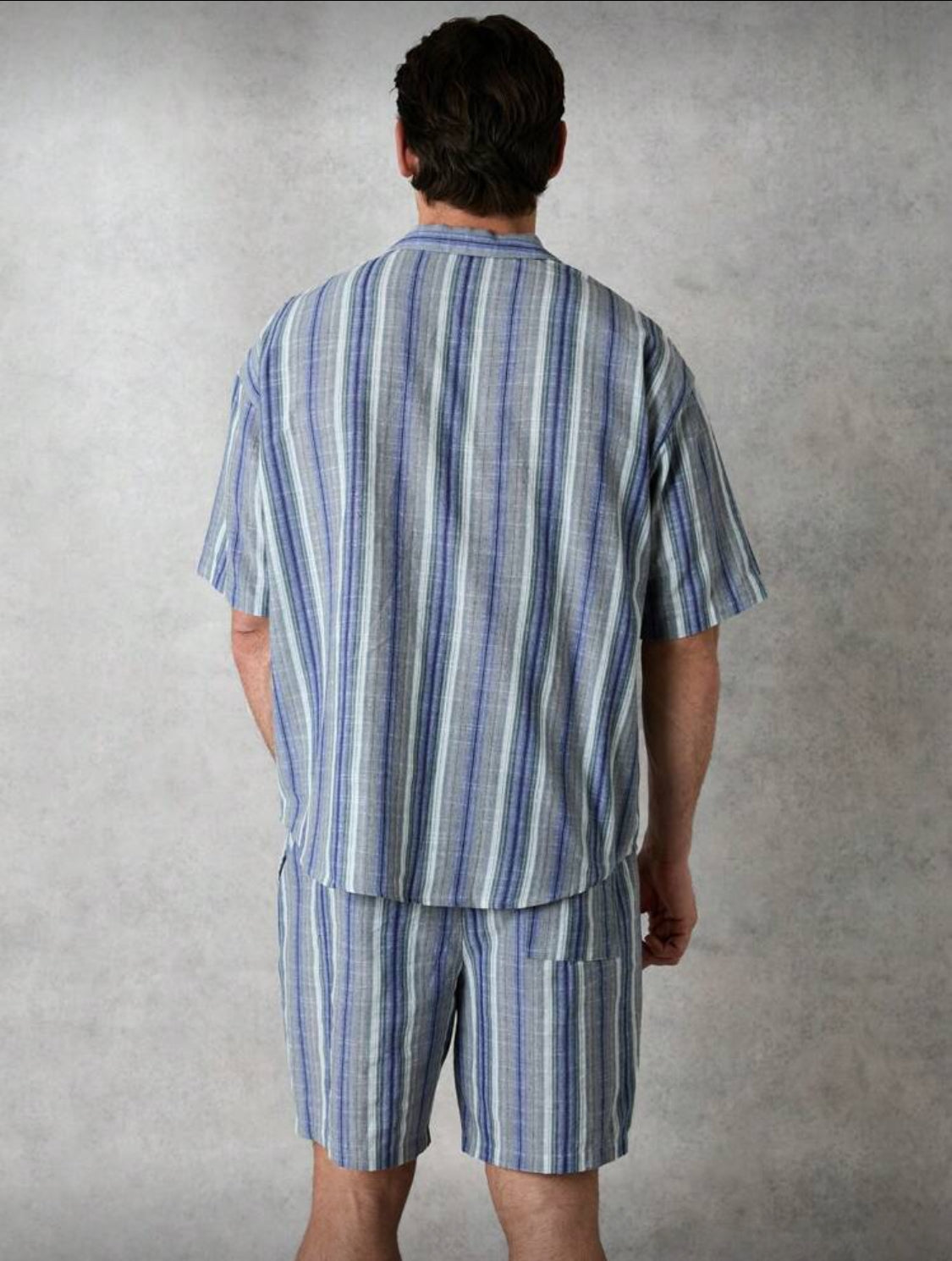 Forever 21 Conjunto de dos piezas para hombre compuesto por camisa y pantalón corto en mezcla de algodón con rayas sueltas en azul