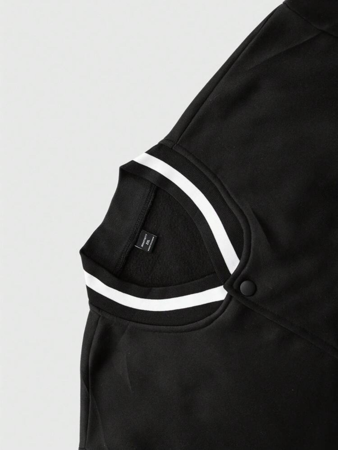Manfinity Hypemode Chaqueta universitaria para hombres sin capucha con gráfico de letras y ribete a rayas de hombro caído