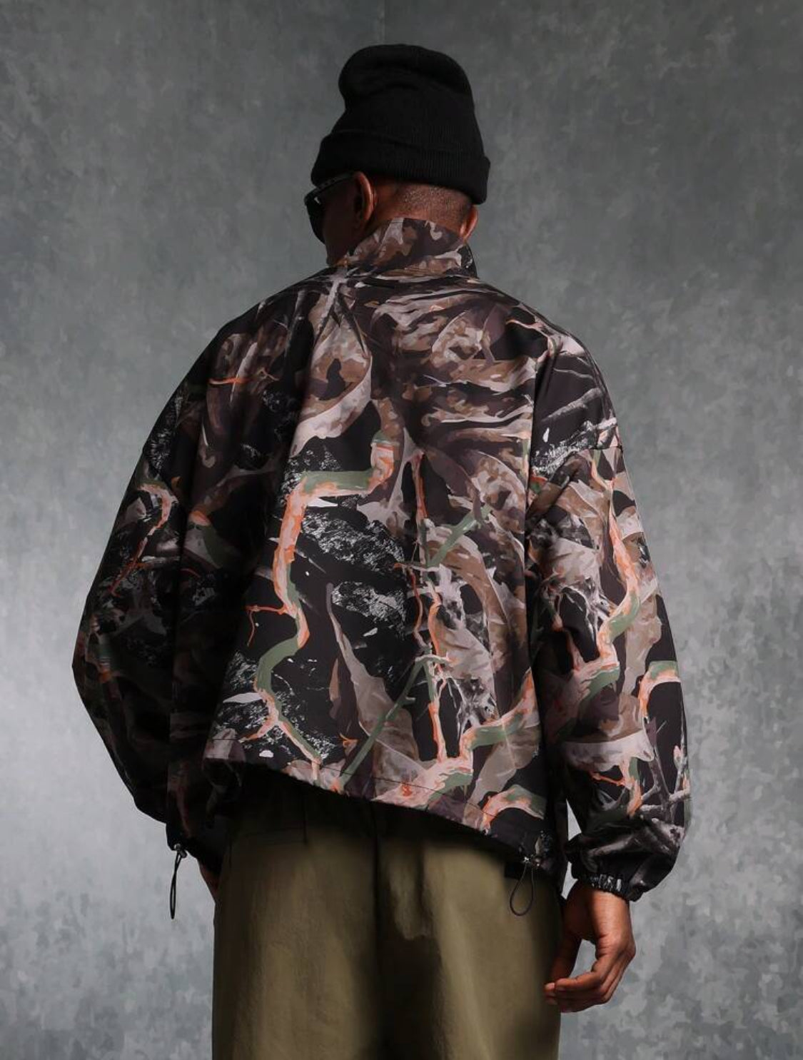 SUMWON Chaqueta deportiva de diseñador de lujo con patrón abstracto moderno, cortavientos para exterior, para entrenamiento y rendimiento, de nailon, colección de ropa deportiva de otoño e invierno