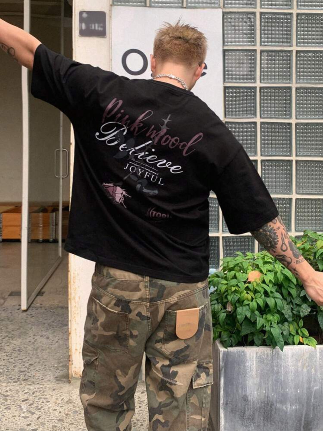 DAZY Camiseta negra de verano para hombre con diseño de rosa pintada a mano y estampado de letras