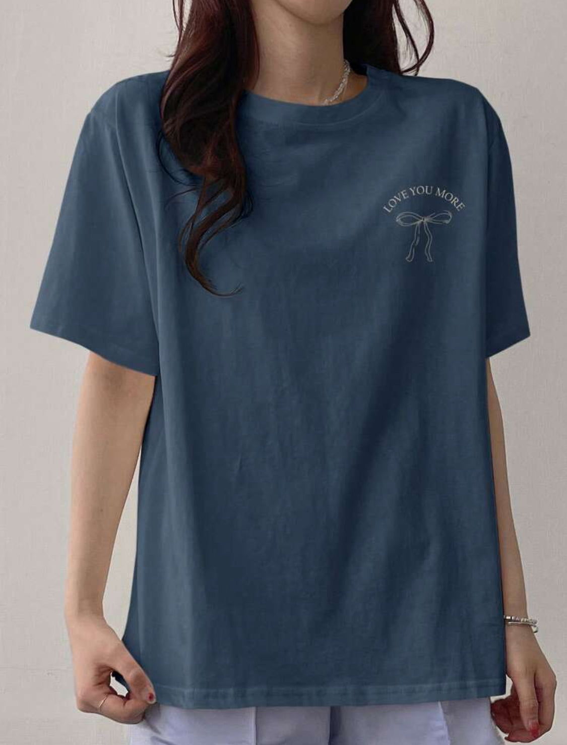 DAZY Camiseta de mujer con estampado de letra y mariposa de manga corta, tops lindos