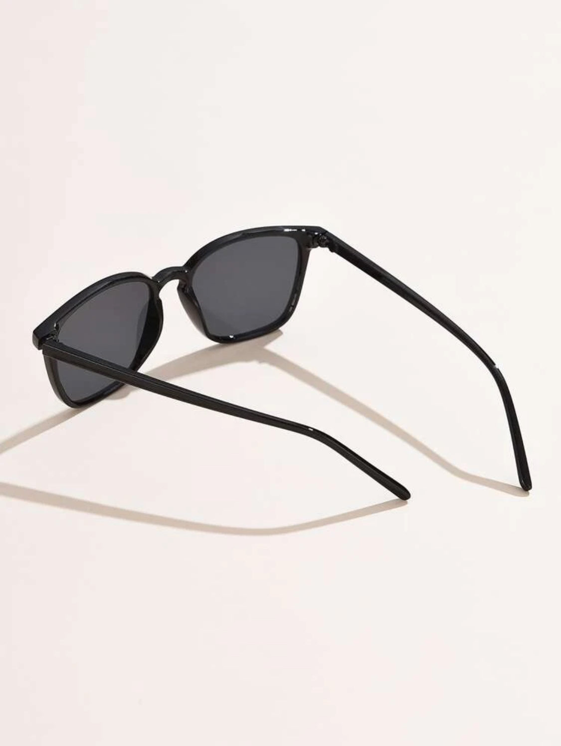 1 pieza Gafas de sol para mujer de montura cuadrada pequeña, clásico estilo retro, casual europeo y americano, protección solar, decoración de pasarela, versátil protección UV, adecuado para uso diario y vacaciones, accesorio de playa para mujer.