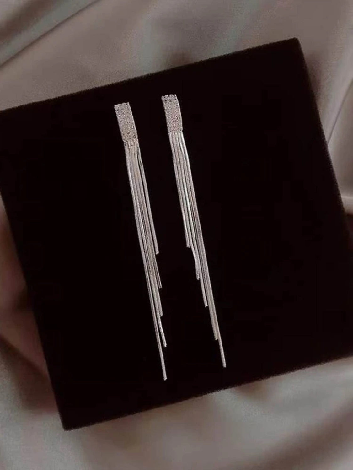 Andkiss Pendientes largos con diseño de diamante de imitación con fleco metálico