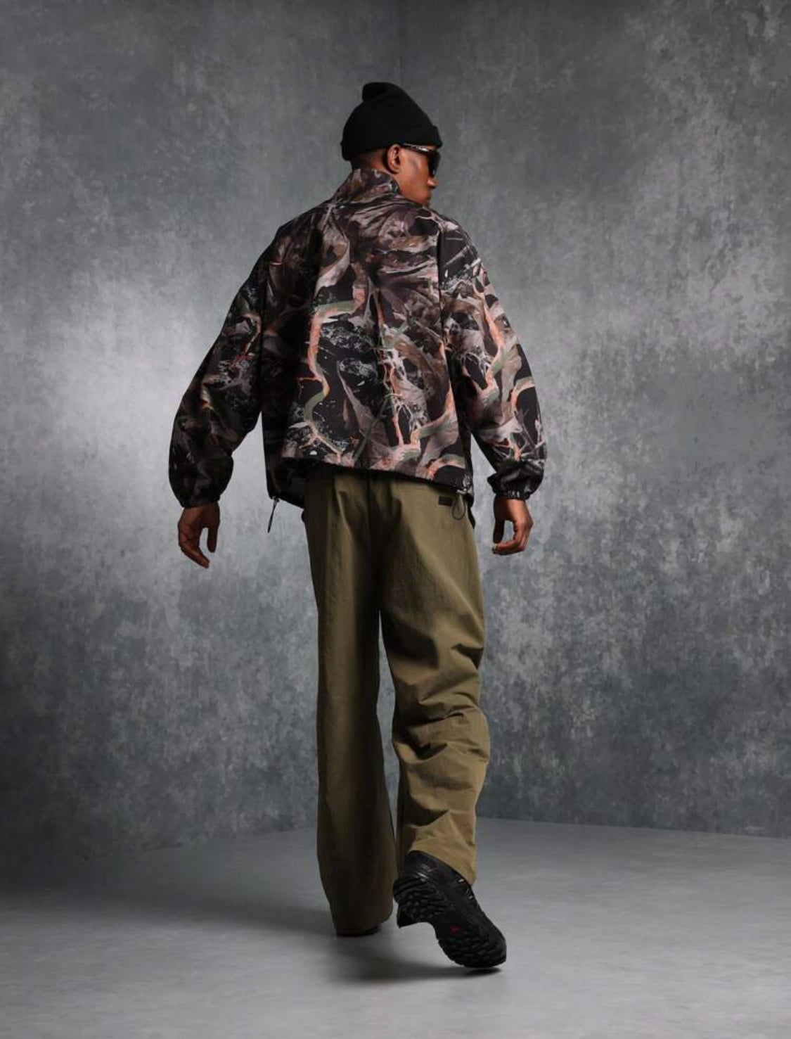 SUMWON Chaqueta deportiva de diseñador de lujo con patrón abstracto moderno, cortavientos para exterior, para entrenamiento y rendimiento, de nailon, colección de ropa deportiva de otoño e invierno