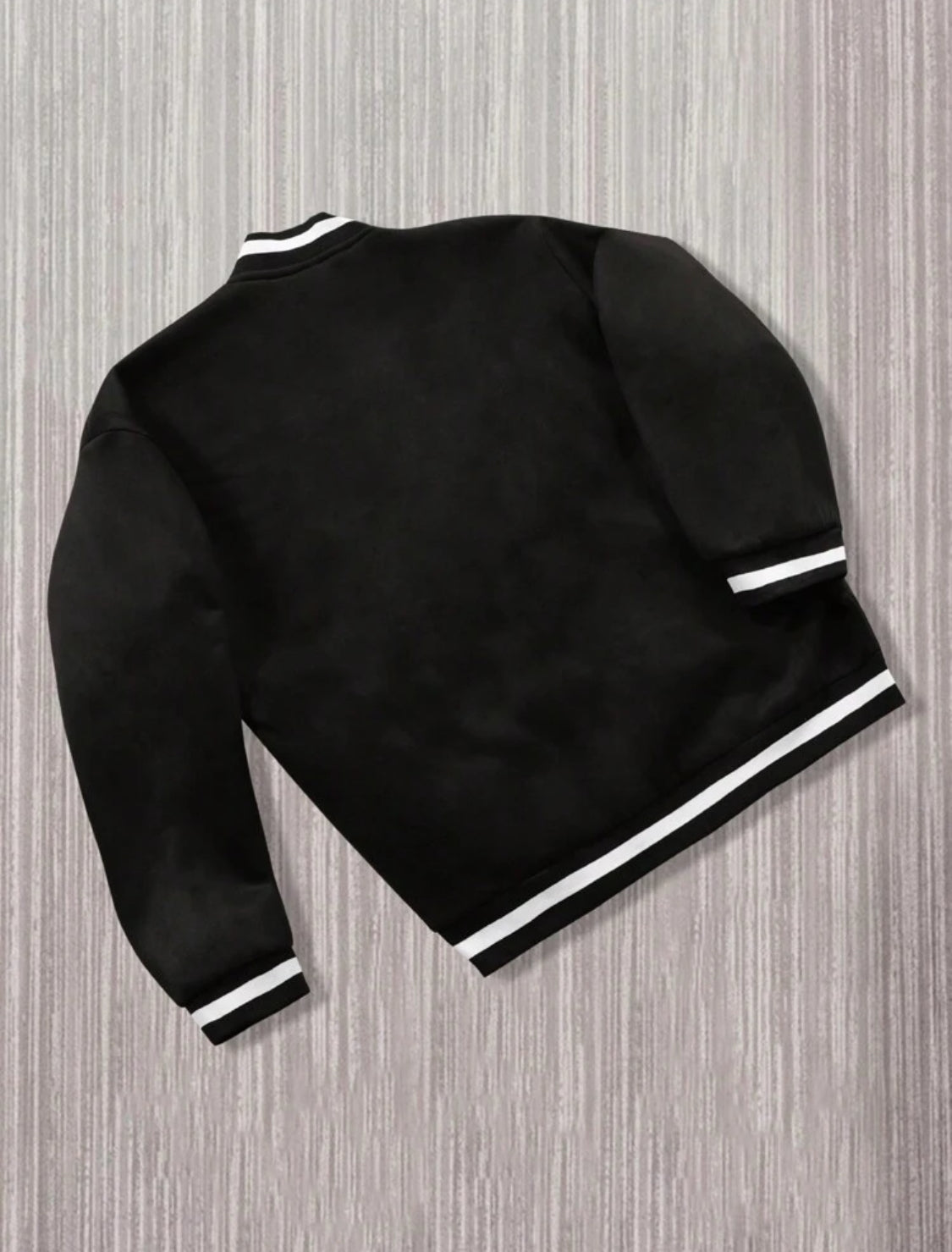 Manfinity Hypemode Chaqueta universitaria para hombres sin capucha con gráfico de letras y ribete a rayas de hombro caído