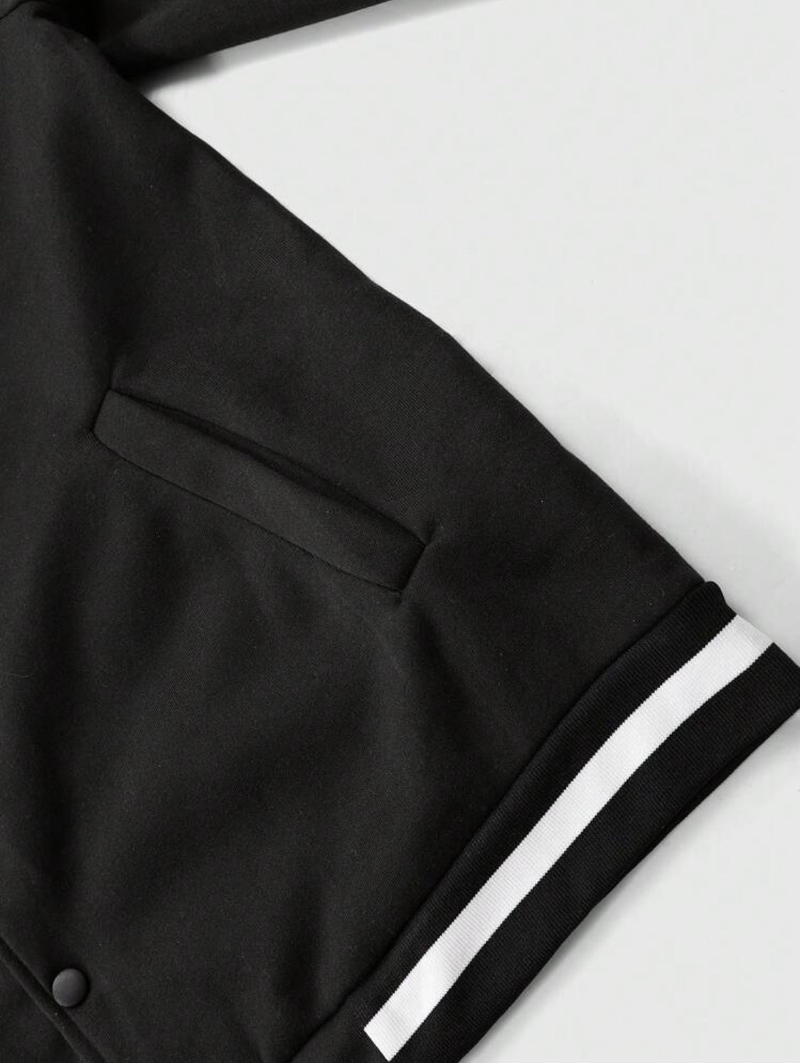 Manfinity Hypemode Chaqueta universitaria para hombres sin capucha con gráfico de letras y ribete a rayas de hombro caído