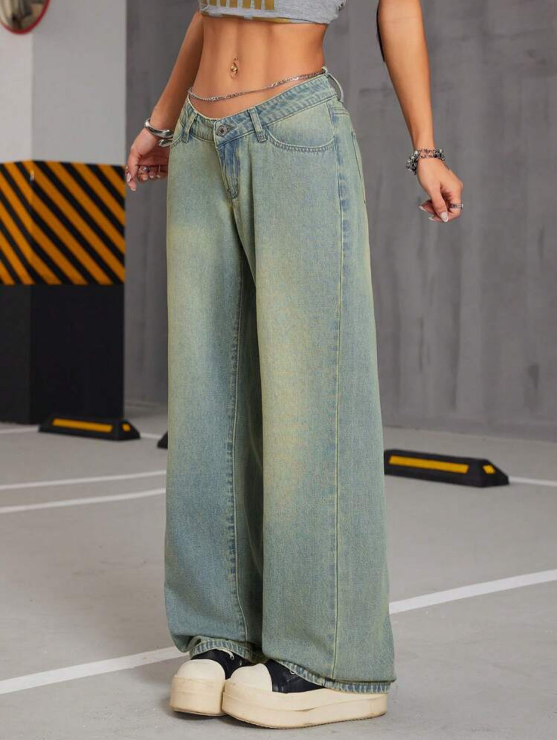 SHEIN ICON Jeans de mujer con cinturón vintage lavado en V