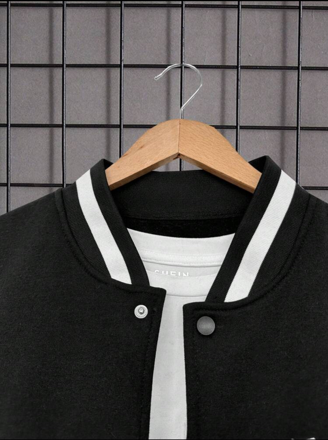 Chaqueta de béisbol de algodón para hombres con mangas de contraste y letras inglesas impresas