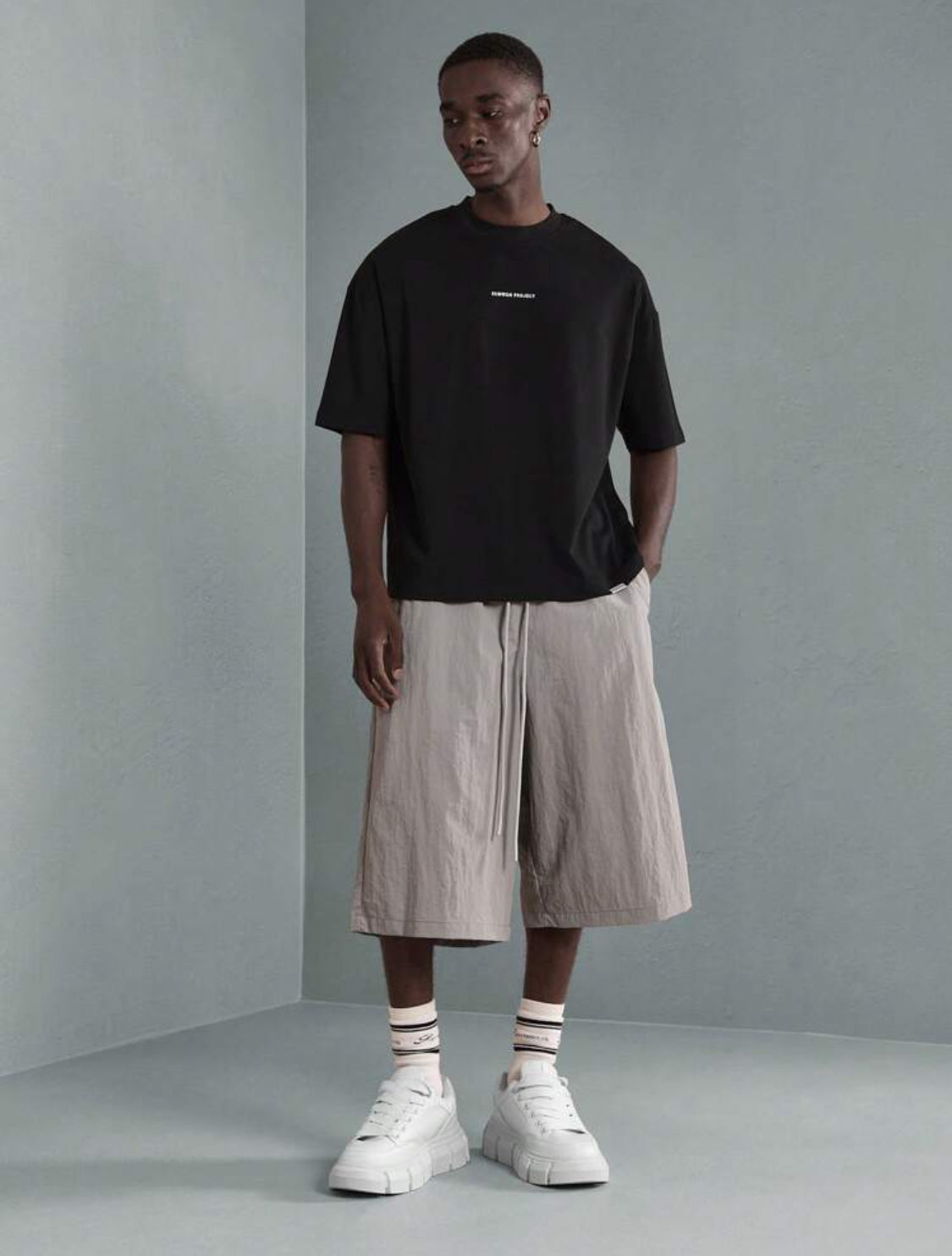 SUMWON Camiseta de manga corta urbana y holgada de Sumwon Studios con gráfico de NYC en la parte trasera, diseño casual de moda deportiva y unisex de la colección Basics Est 2023