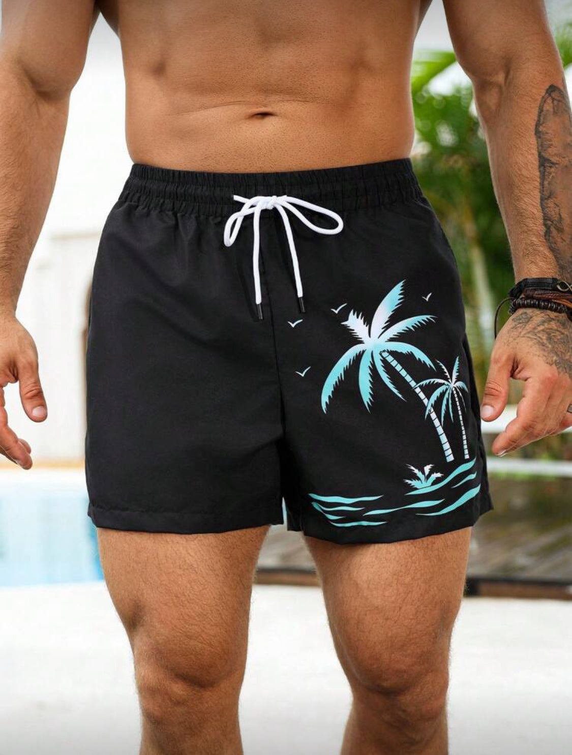 Manfinity Swimmode Shorts casuales de playa para hombres, con estampado de palmeras tropicales verdes, cintura elástica con cordón, pantalones de playa versátiles y de moda para el verano
