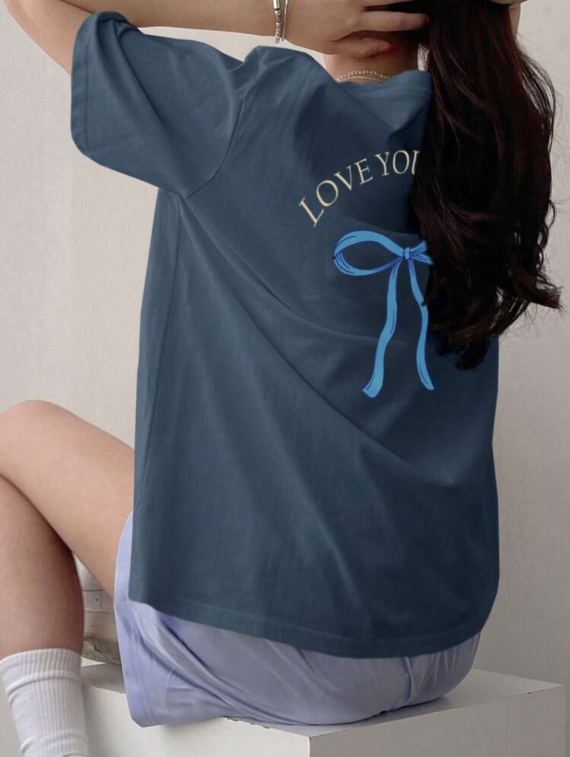 DAZY Camiseta de mujer con estampado de letra y mariposa de manga corta, tops lindos