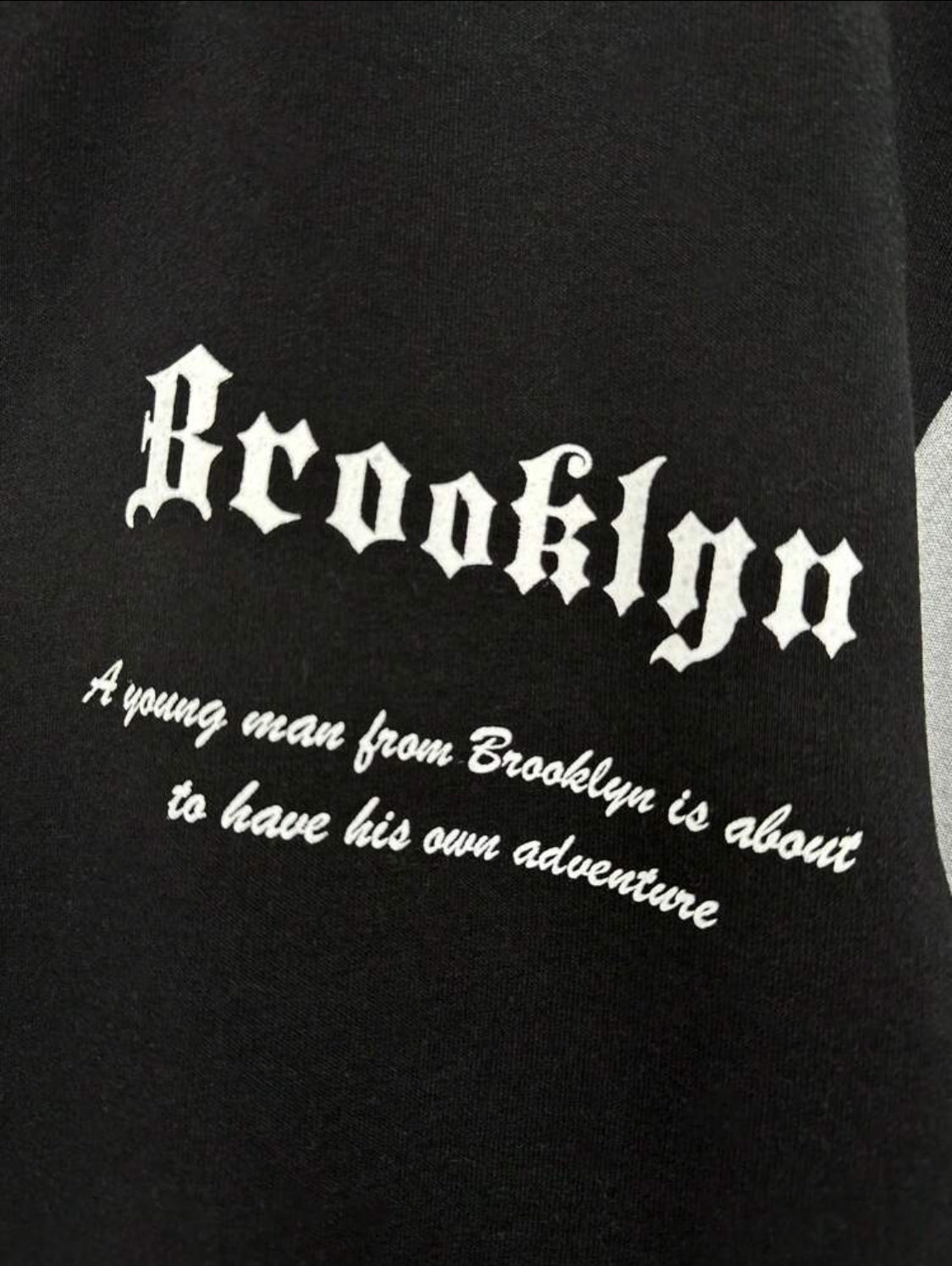 Chaqueta de béisbol de algodón para hombres con mangas de contraste y letras inglesas impresas