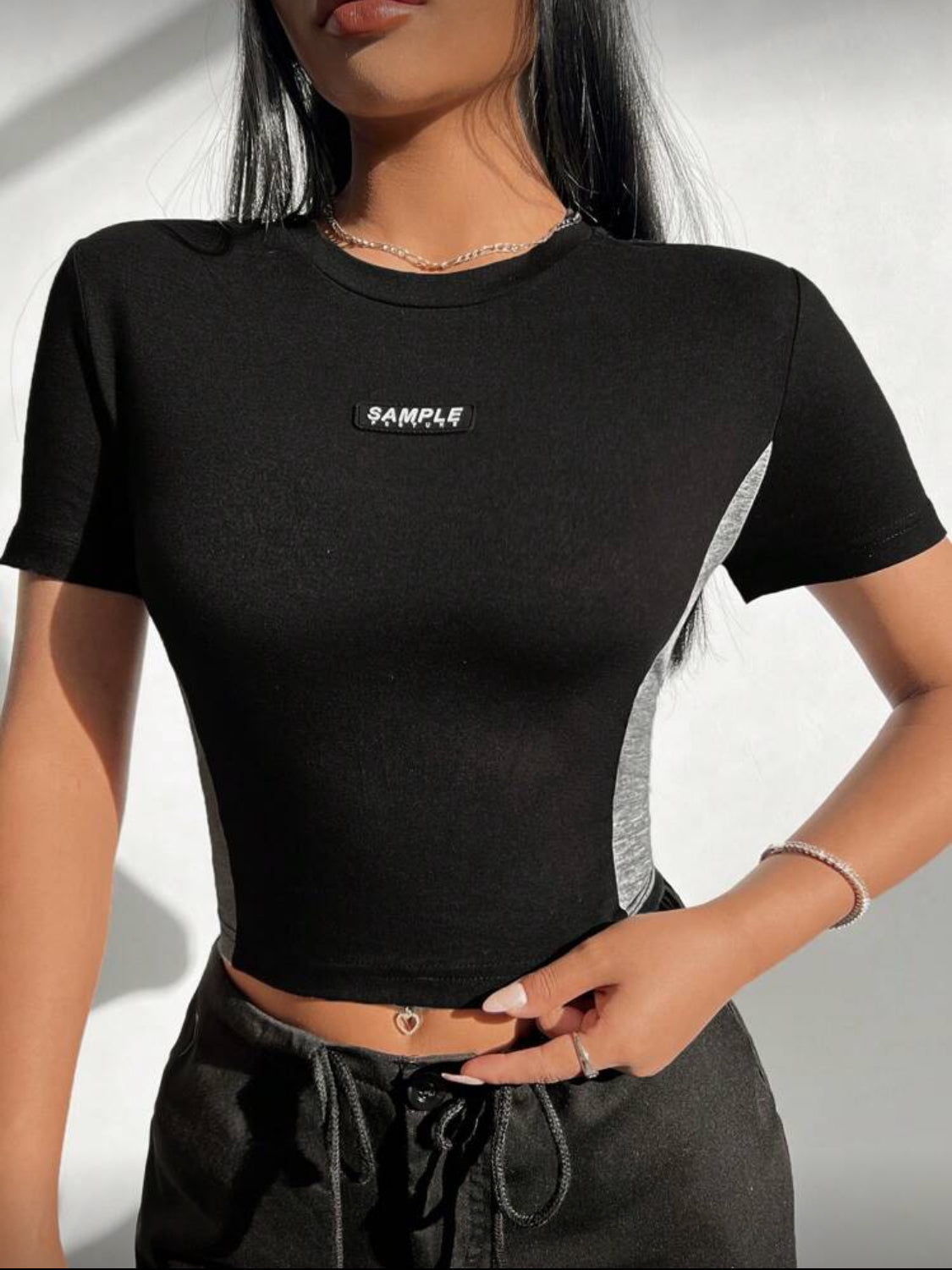 SHEIN EZwear Camiseta Negra Corta Y Ajustada Para Mujer