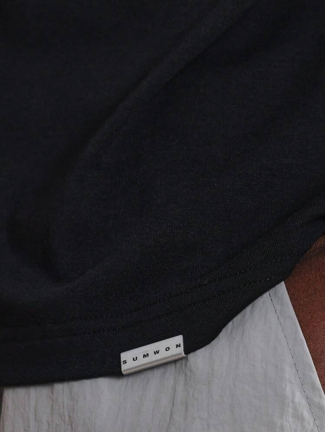 SUMWON Camiseta de manga corta urbana y holgada de Sumwon Studios con gráfico de NYC en la parte trasera, diseño casual de moda deportiva y unisex de la colección Basics Est 2023