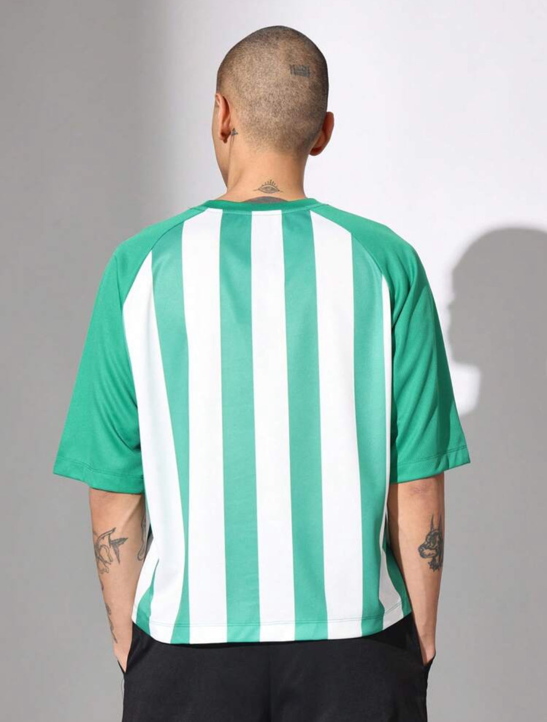 SUMWON Camiseta con diseño de rayas de estilo universitario, top de estilo deportivo relajado, moda urbana, estilo de vida, prenda deportiva retro, clásica y casual para verano y primavera