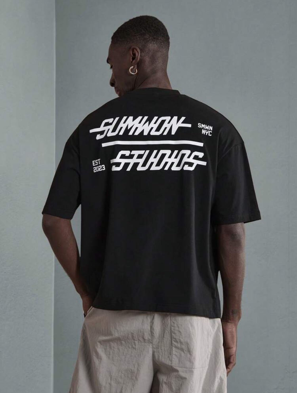 SUMWON Camiseta de manga corta urbana y holgada de Sumwon Studios con gráfico de NYC en la parte trasera, diseño casual de moda deportiva y unisex de la colección Basics Est 2023