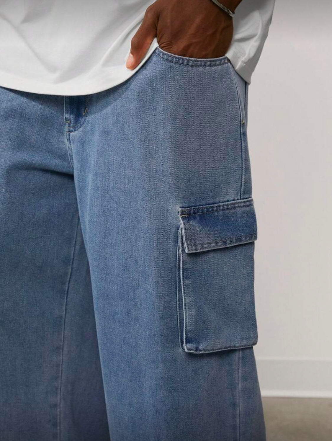 Forever 21 Pantalón vaquero cargo holgado para hombres en índigo claro