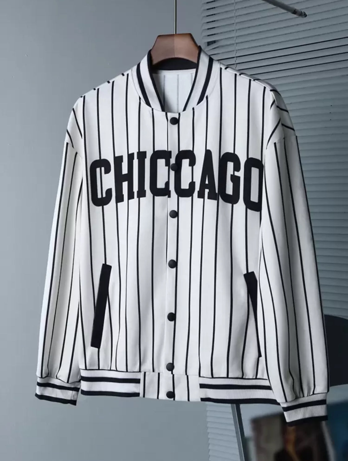 Manfinity Hypemode Chaqueta de béisbol casual de hombre con estampado de rayas y letras, otoño