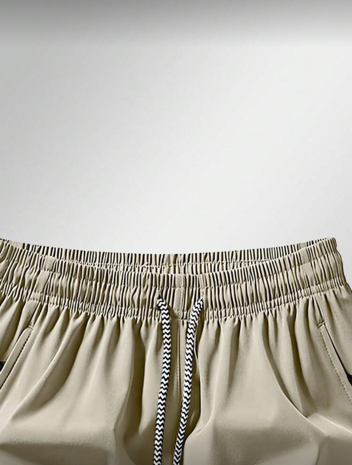 Pantalones cortos deportivos para hombres con bolsillo con cremallera anti-pérdida y cintura con cordón
