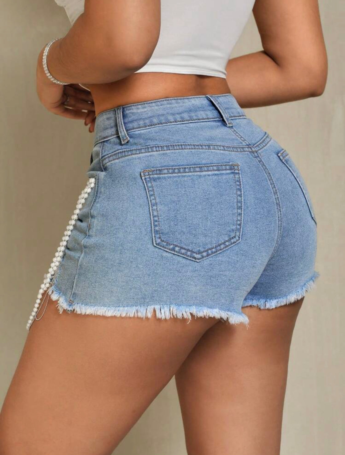 SHEIN SXY Pantalones cortos de mezclilla rasgados con dobladillo crudo y cuentas de perlas falsas