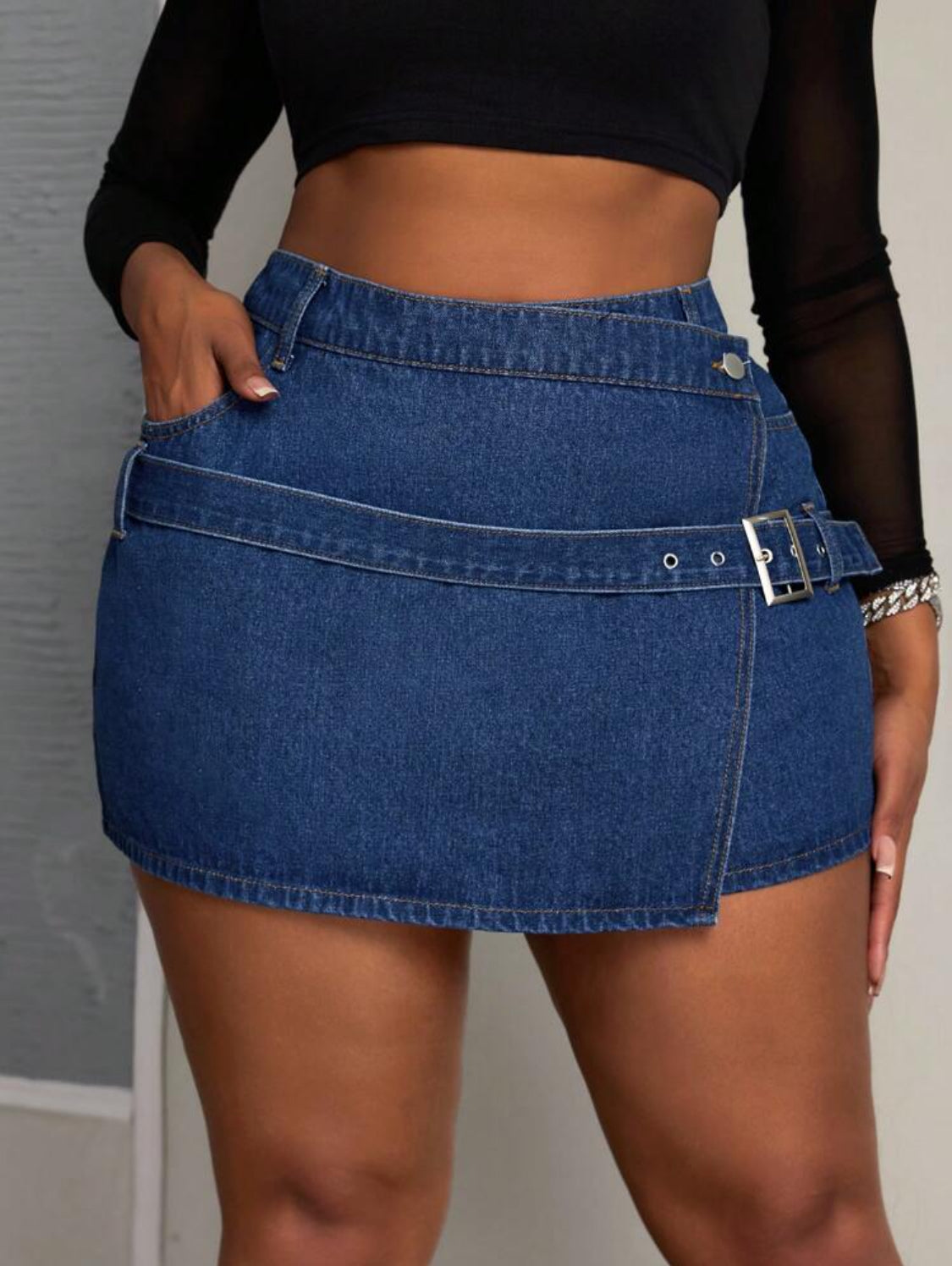 SHEIN SXY Falda mini asimétrica de mezclilla de talle alto con cinturón, apta para otoño e invierno, tallas grandes