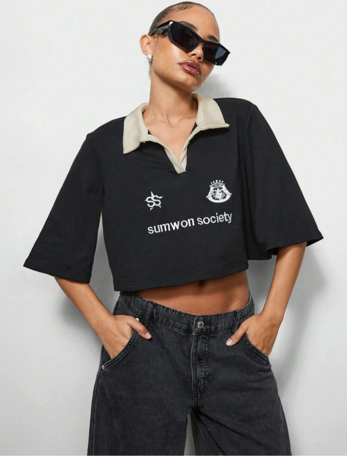 SUMWON WOMEN Camiseta corta tipo pólo de cuello alto con bordado frontal