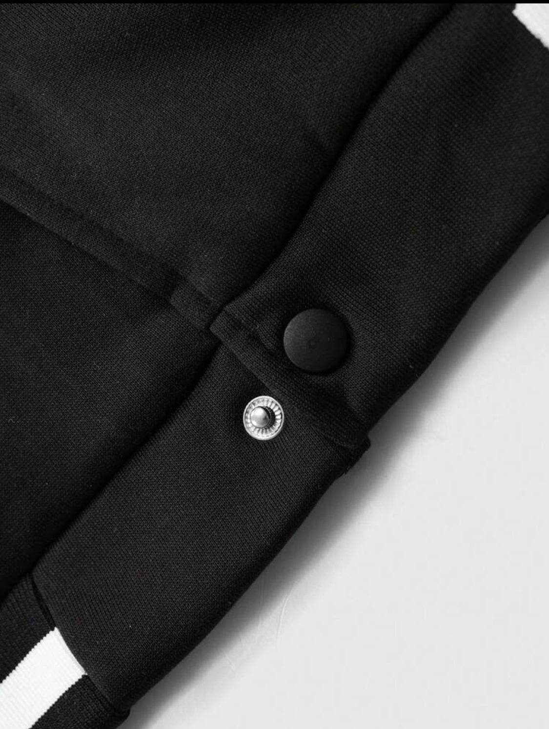 Manfinity Hypemode Chaqueta universitaria para hombres sin capucha con gráfico de letras y ribete a rayas de hombro caído