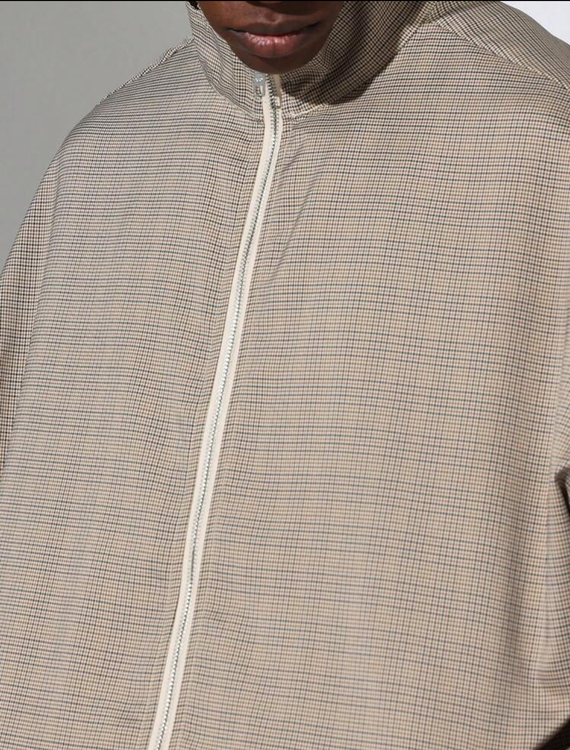 SUMWON Chaqueta deportiva ligera con cremallera, con diseño minimalista de patrón microcheck, de uso casual, deportivo y diario para primavera y otoño.