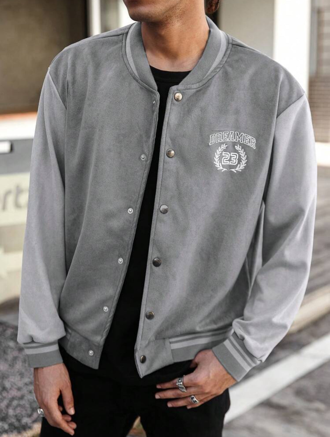 Manfinity Hypemode Chaqueta de béisbol casual para hombres, con parches, bordado de letras, manga larga, perfecta para salir, usarla en la calle, chaqueta de bloques de color, ideal como regalo para amigos, esposo, novio