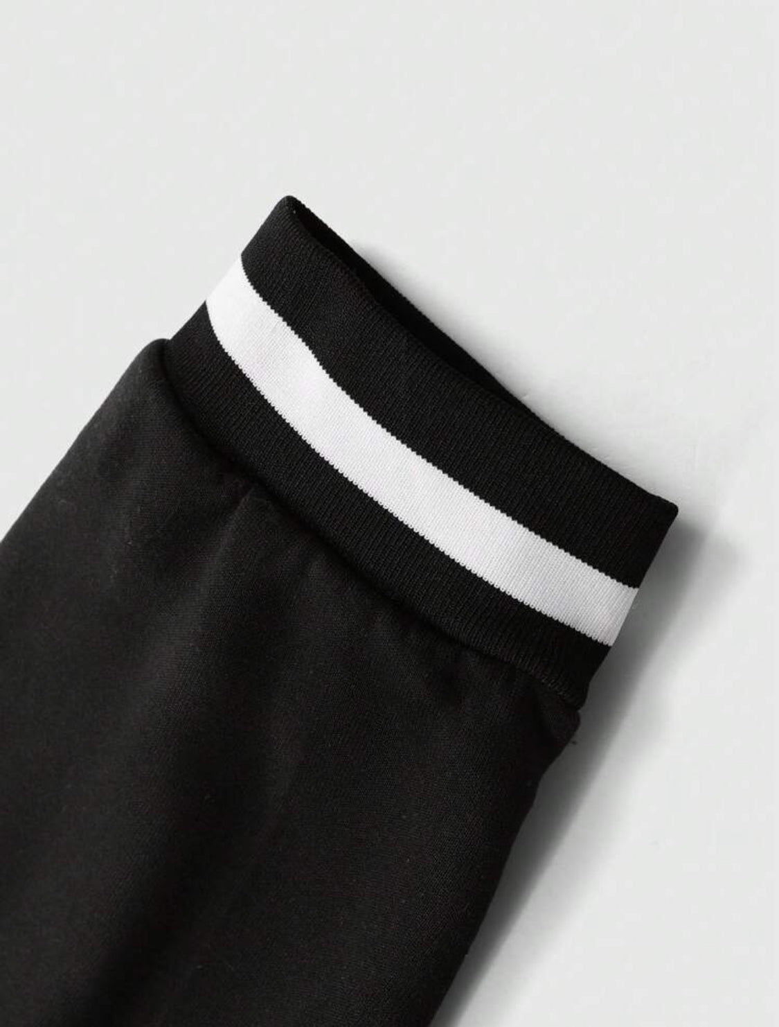 Manfinity Hypemode Chaqueta universitaria para hombres sin capucha con gráfico de letras y ribete a rayas de hombro caído