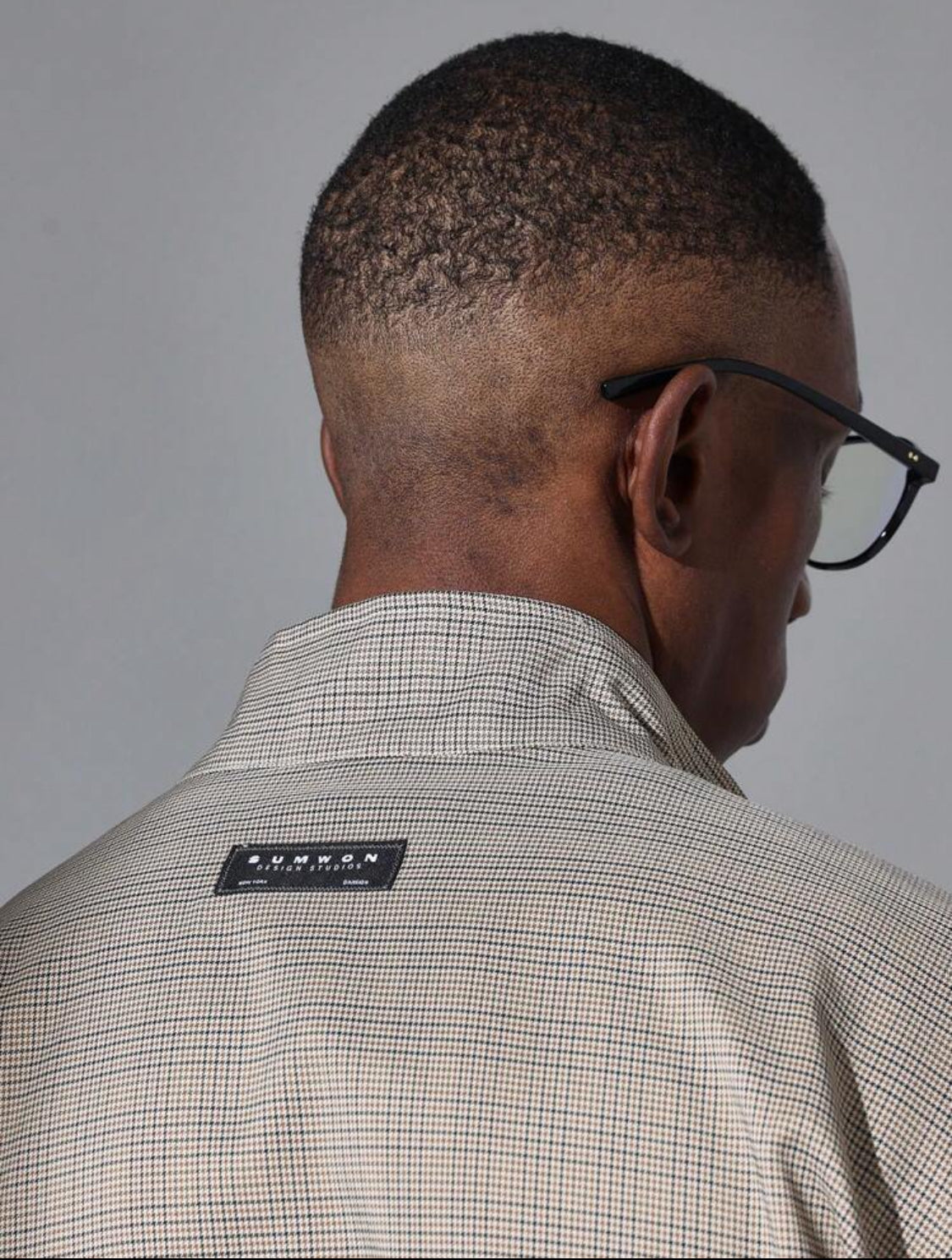 SUMWON Chaqueta deportiva ligera con cremallera, con diseño minimalista de patrón microcheck, de uso casual, deportivo y diario para primavera y otoño.