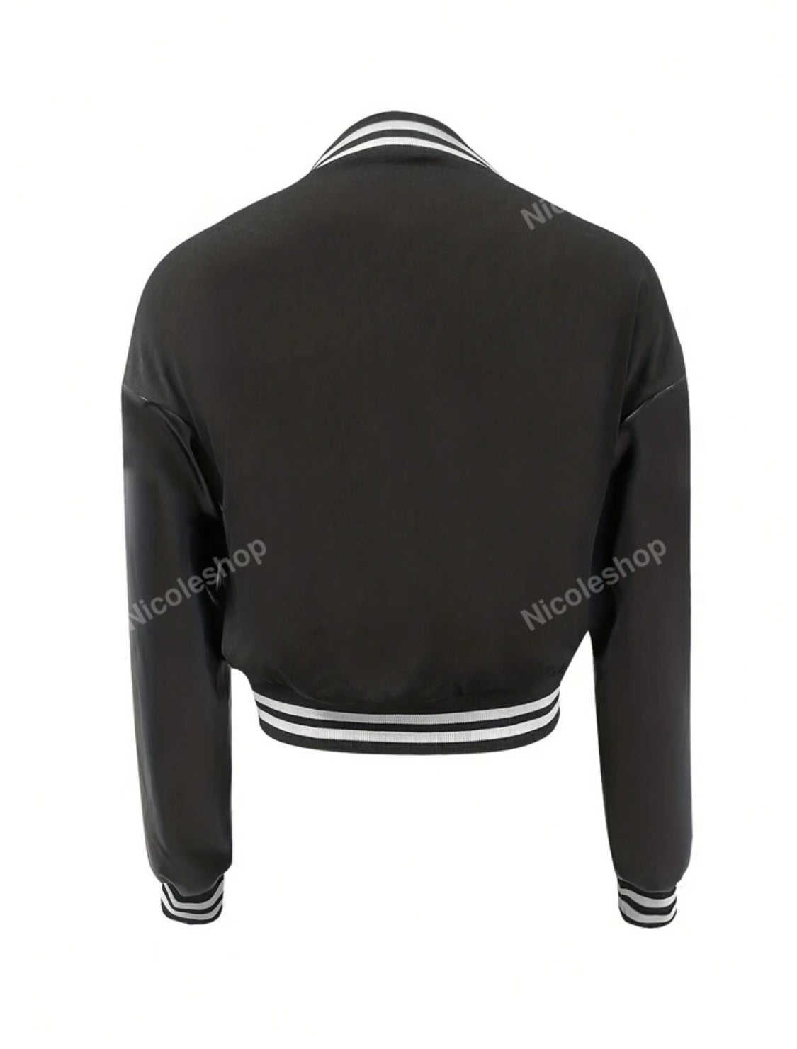 Chaqueta universitaria con rayas en el ribete y con letra gráfica