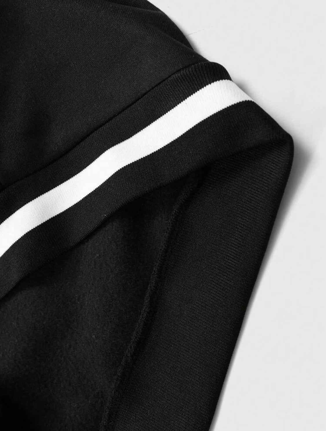 Manfinity Hypemode Chaqueta universitaria para hombres sin capucha con gráfico de letras y ribete a rayas de hombro caído