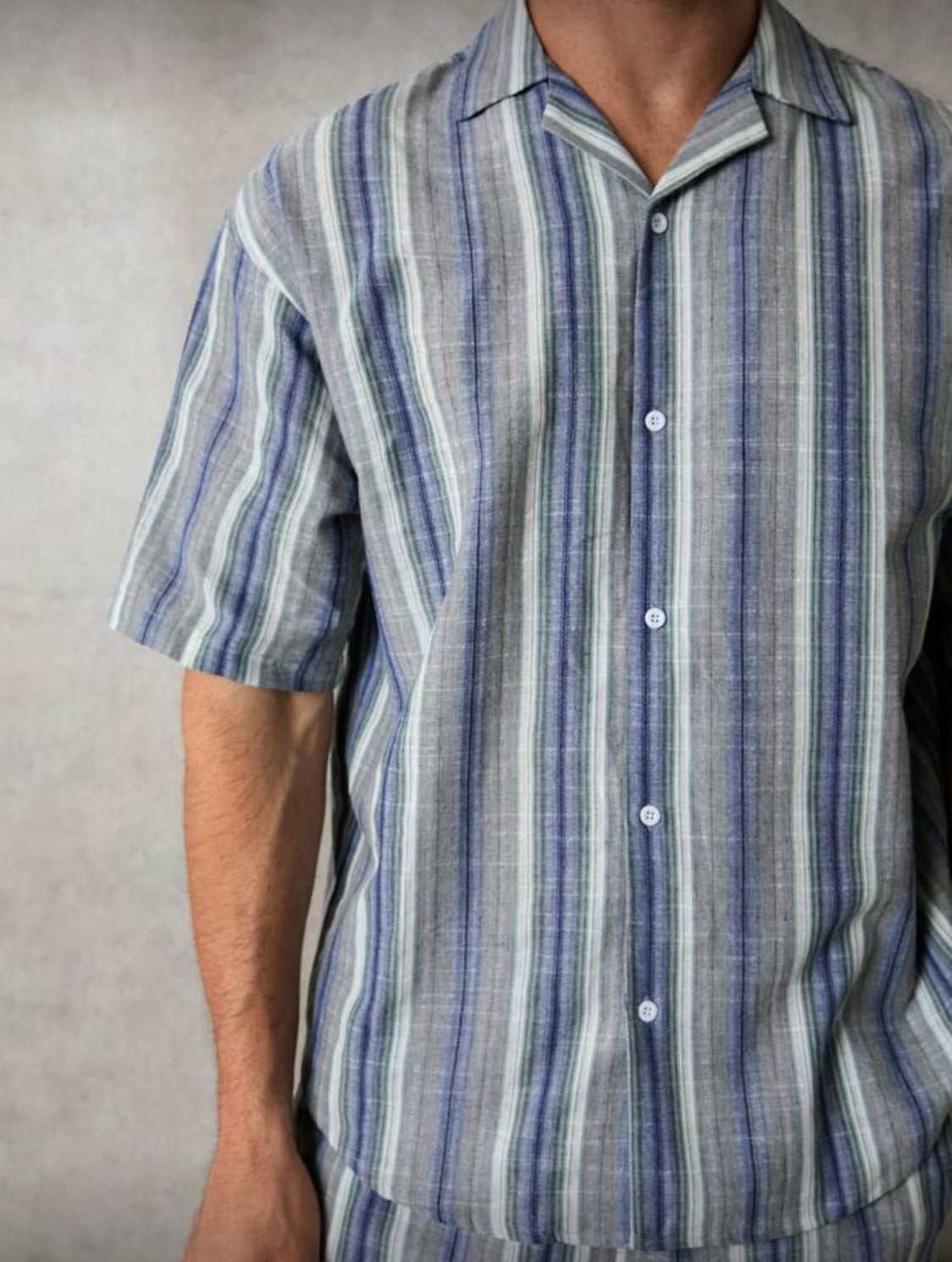 Forever 21 Conjunto de dos piezas para hombre compuesto por camisa y pantalón corto en mezcla de algodón con rayas sueltas en azul