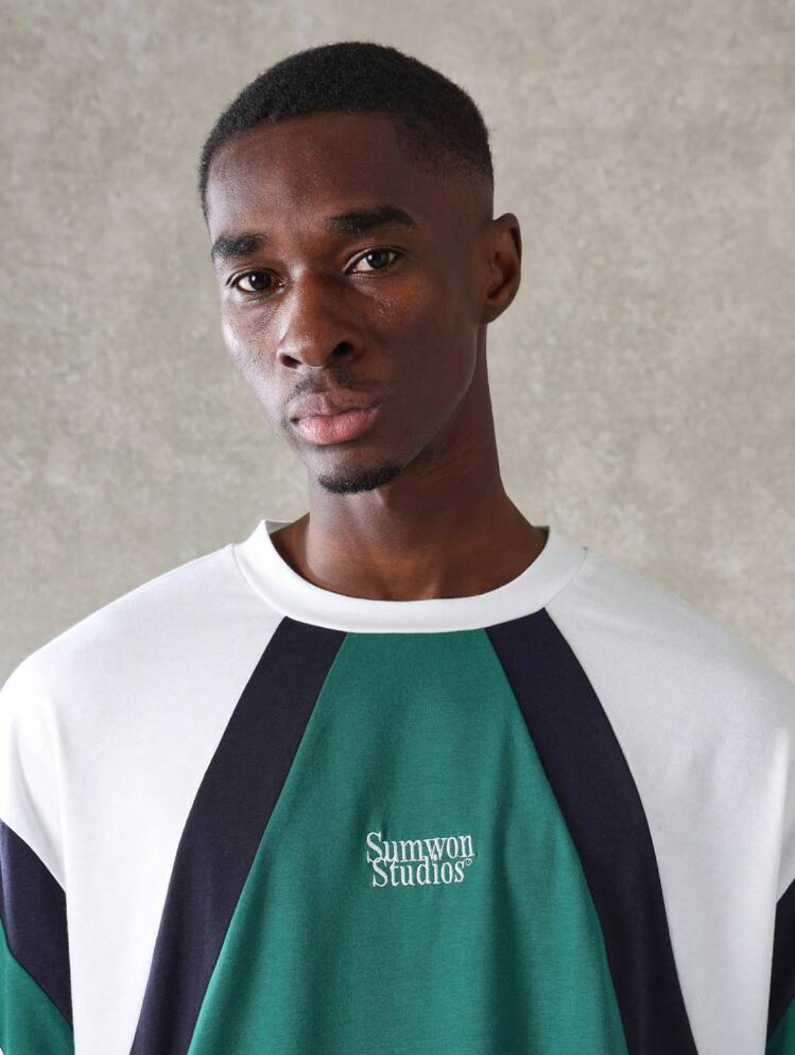SUMWON Camiseta de manga larga con corte ajustado y diseño de bloques de color de Sumwon Studios, moda urbana y deportiva, estilo casual y retro, para primavera y otoño