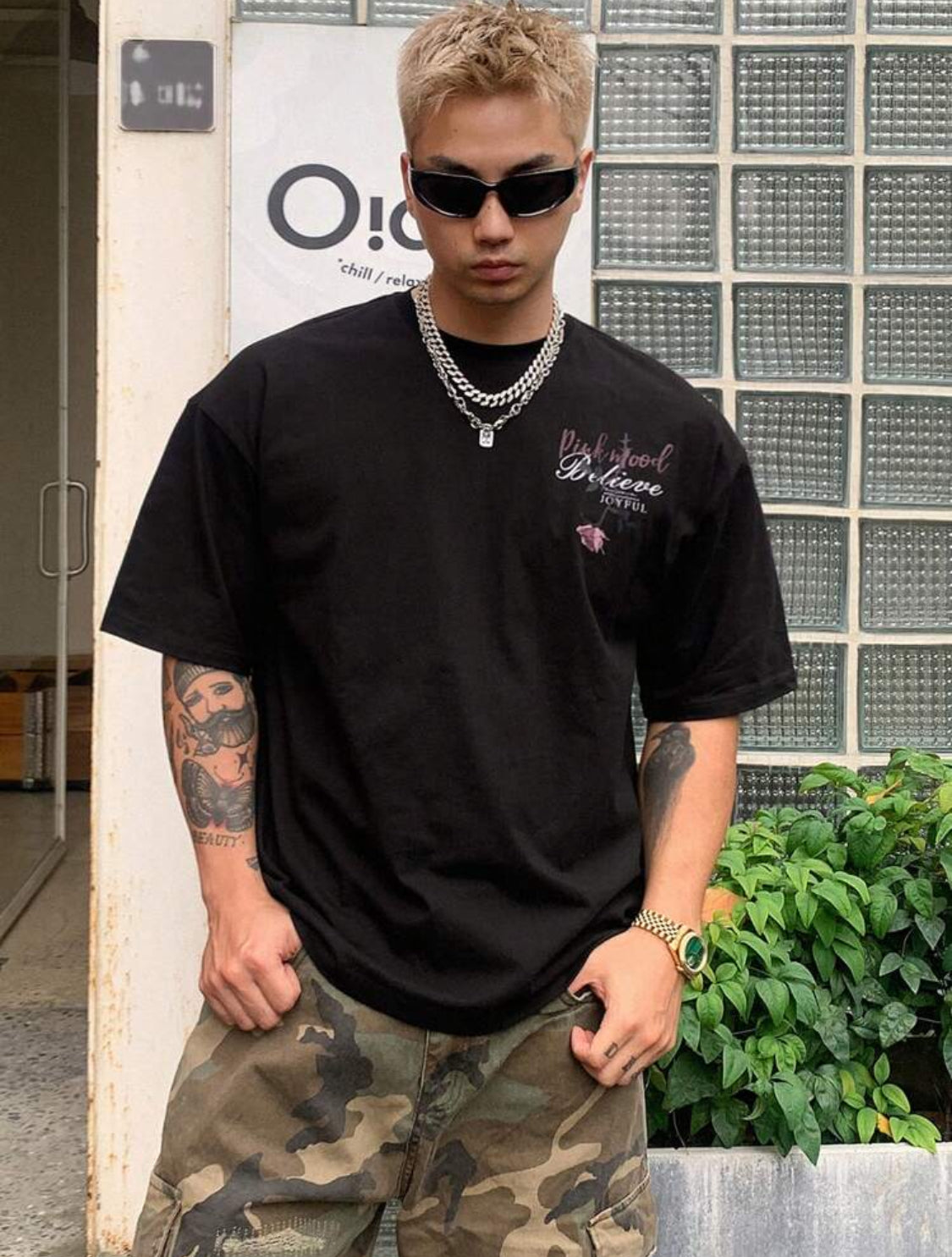 DAZY Camiseta negra de verano para hombre con diseño de rosa pintada a mano y estampado de letras