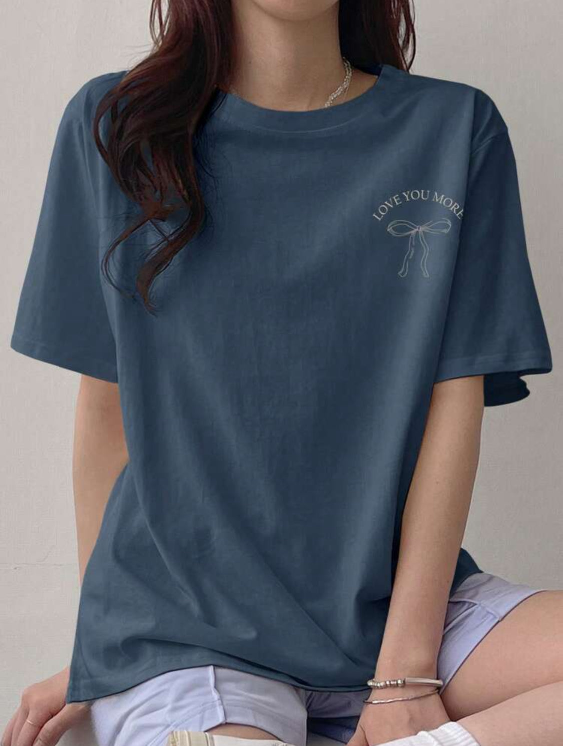 DAZY Camiseta de mujer con estampado de letra y mariposa de manga corta, tops lindos