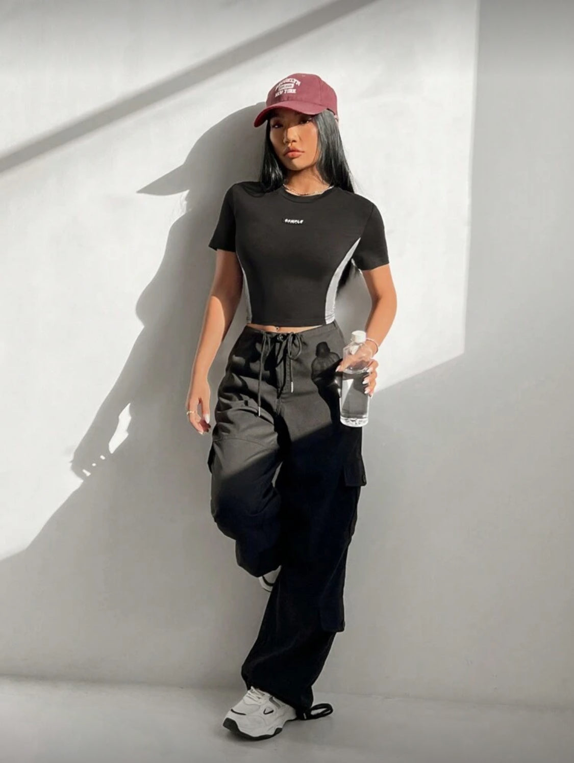 SHEIN EZwear Camiseta Negra Corta Y Ajustada Para Mujer