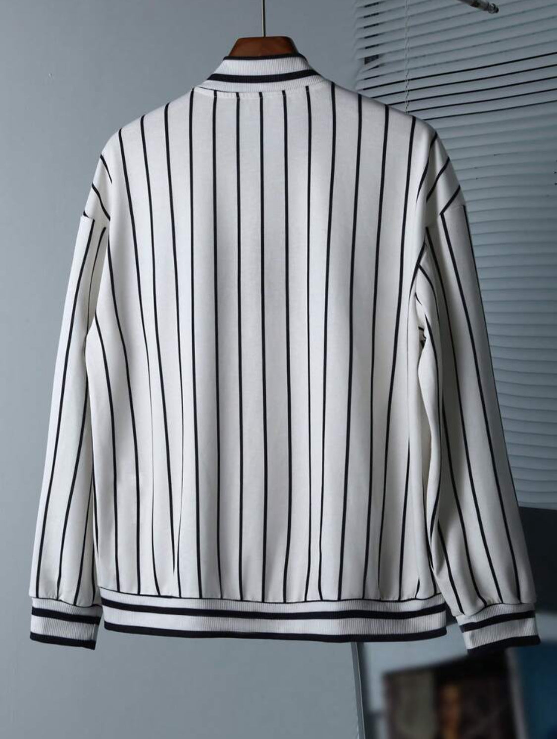 Manfinity Hypemode Chaqueta de béisbol casual de hombre con estampado de rayas y letras, otoño