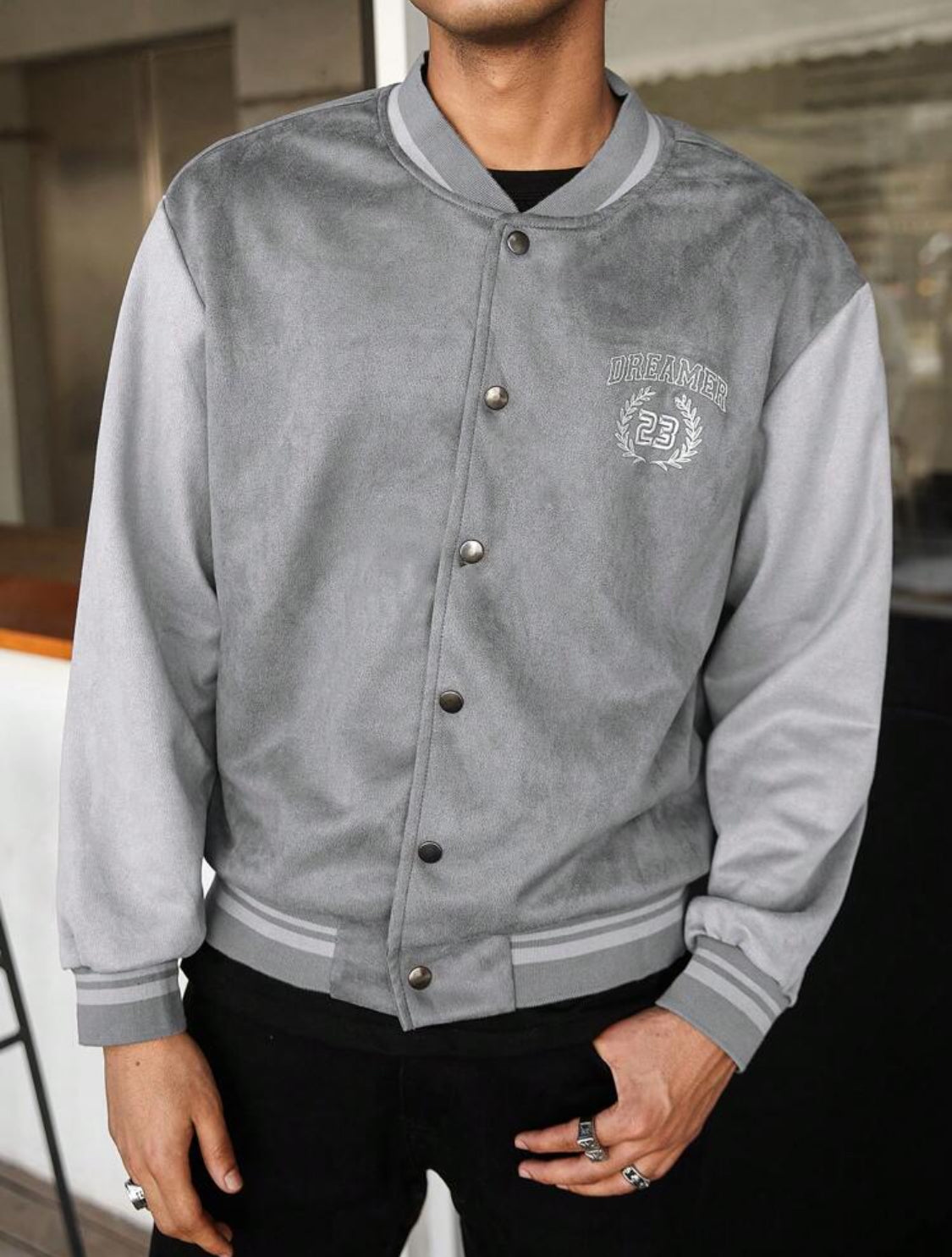 Manfinity Hypemode Chaqueta de béisbol casual para hombres, con parches, bordado de letras, manga larga, perfecta para salir, usarla en la calle, chaqueta de bloques de color, ideal como regalo para amigos, esposo, novio