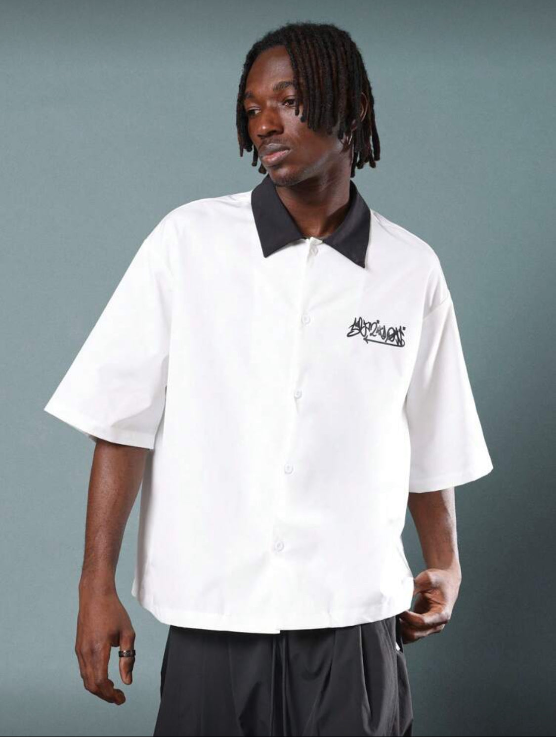 SUMWON Camisa de bolos de manga corta oversize con estampado gráfico y cuello negro, ropa urbana casual de estilo callejero para el verano