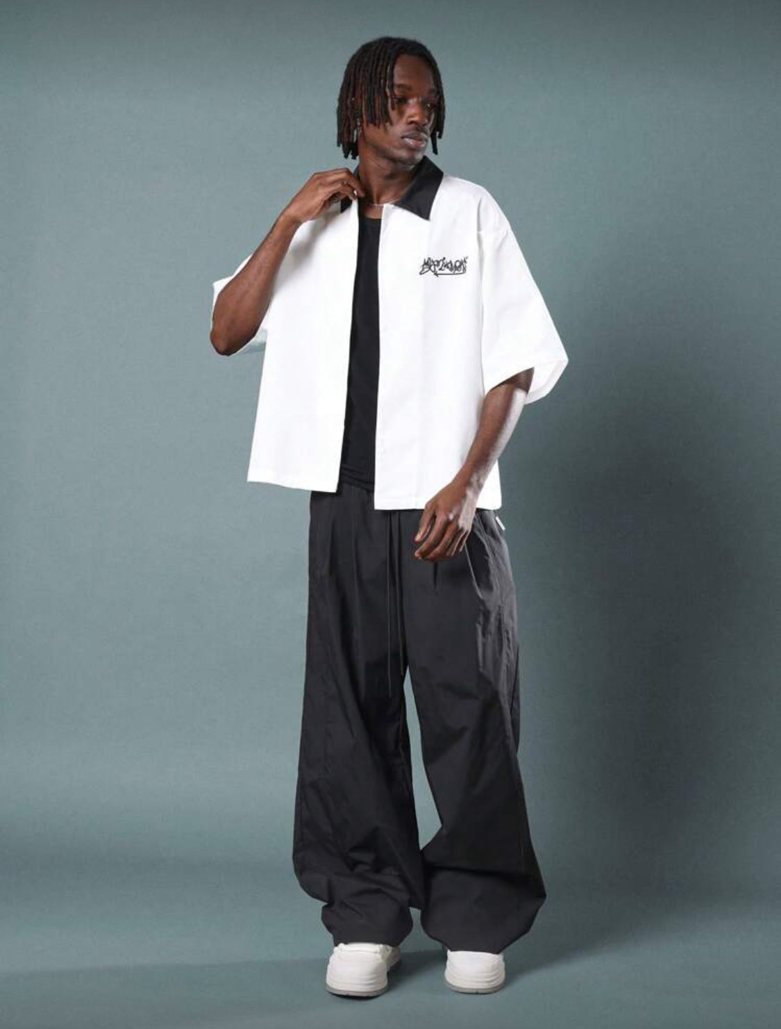 SUMWON Camisa de bolos de manga corta oversize con estampado gráfico y cuello negro, ropa urbana casual de estilo callejero para el verano