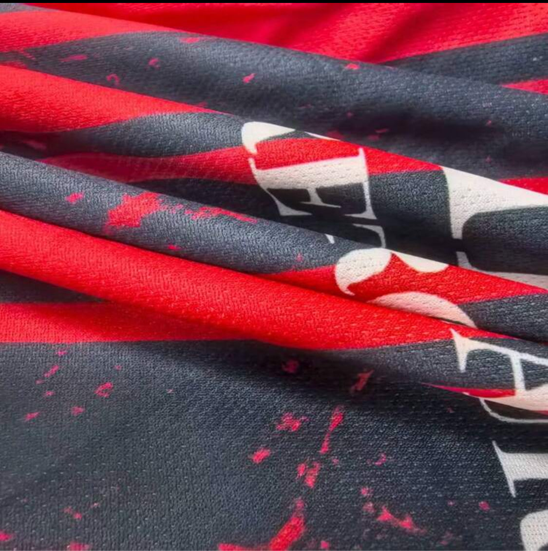 Ropa deportiva para hombres, Serie Milán Camiseta deportiva de contraste de color rojo y negro, Camiseta de manga corta a rayas rojas y negras, Parte superior suelta de estilo de cultura futbolística, Serie CANADIAN PROJECT COLLECTION