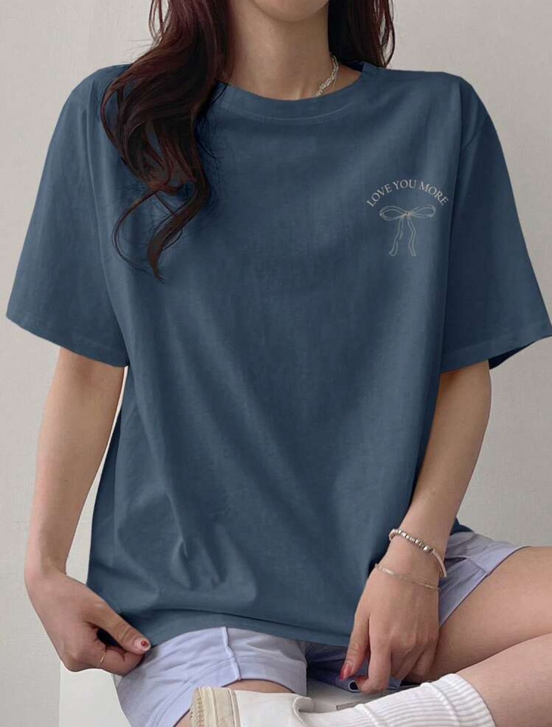DAZY Camiseta de mujer con estampado de letra y mariposa de manga corta, tops lindos