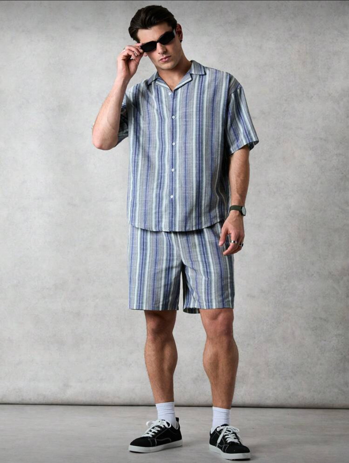 Forever 21 Conjunto de dos piezas para hombre compuesto por camisa y pantalón corto en mezcla de algodón con rayas sueltas en azul