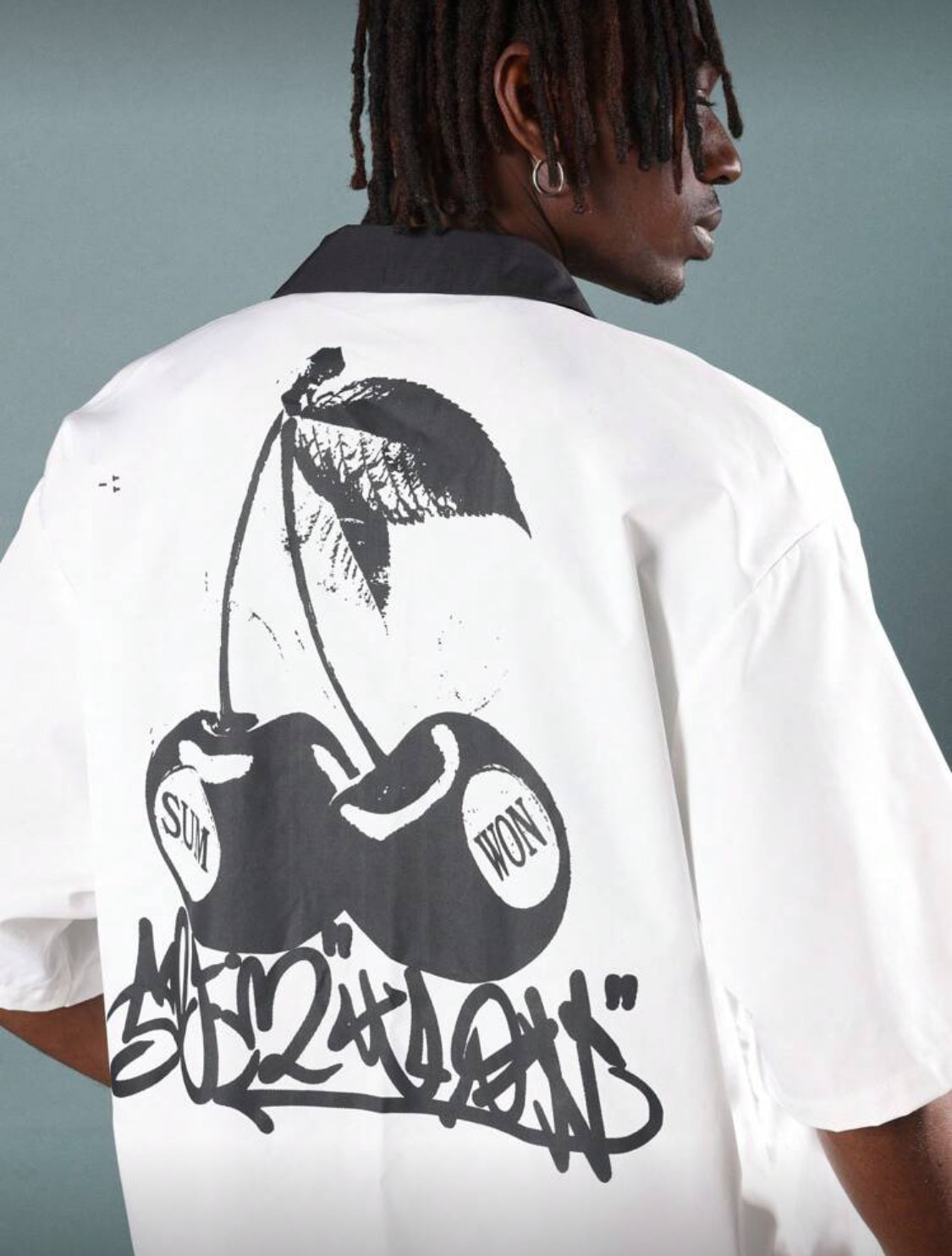 SUMWON Camisa de bolos de manga corta oversize con estampado gráfico y cuello negro, ropa urbana casual de estilo callejero para el verano