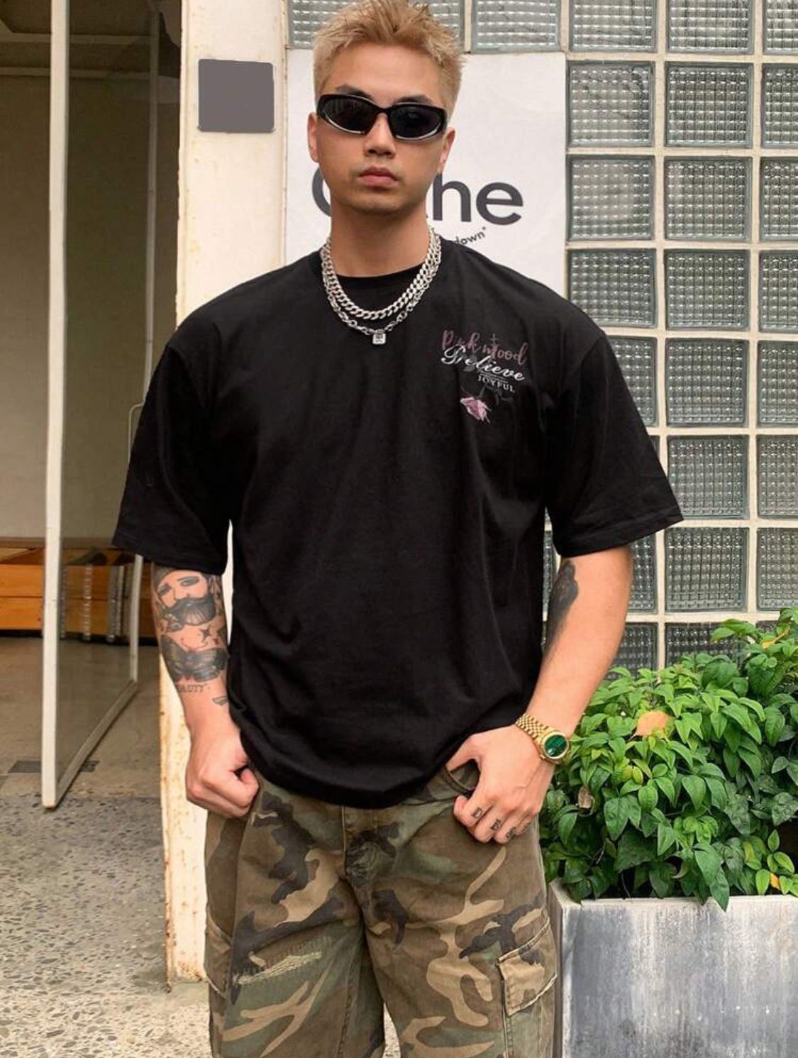 DAZY Camiseta negra de verano para hombre con diseño de rosa pintada a mano y estampado de letras