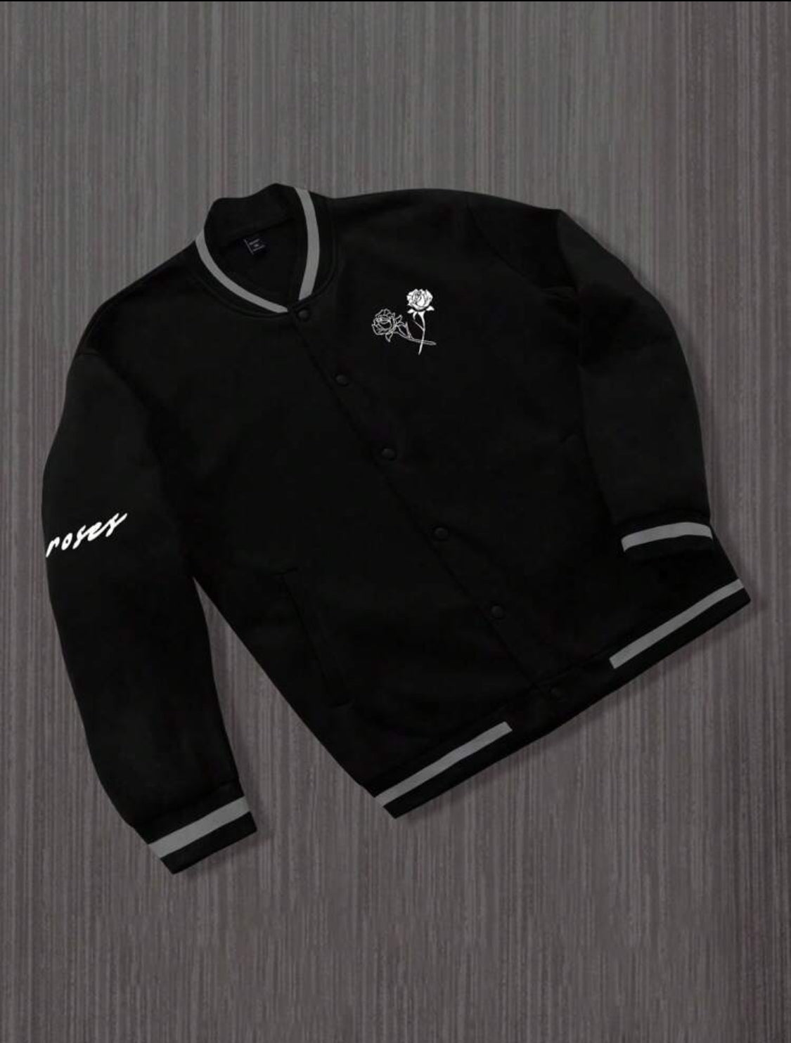 Manfinity Hypemode Chaqueta universitaria para hombres sin capucha con gráfico de letras y ribete a rayas de hombro caído
